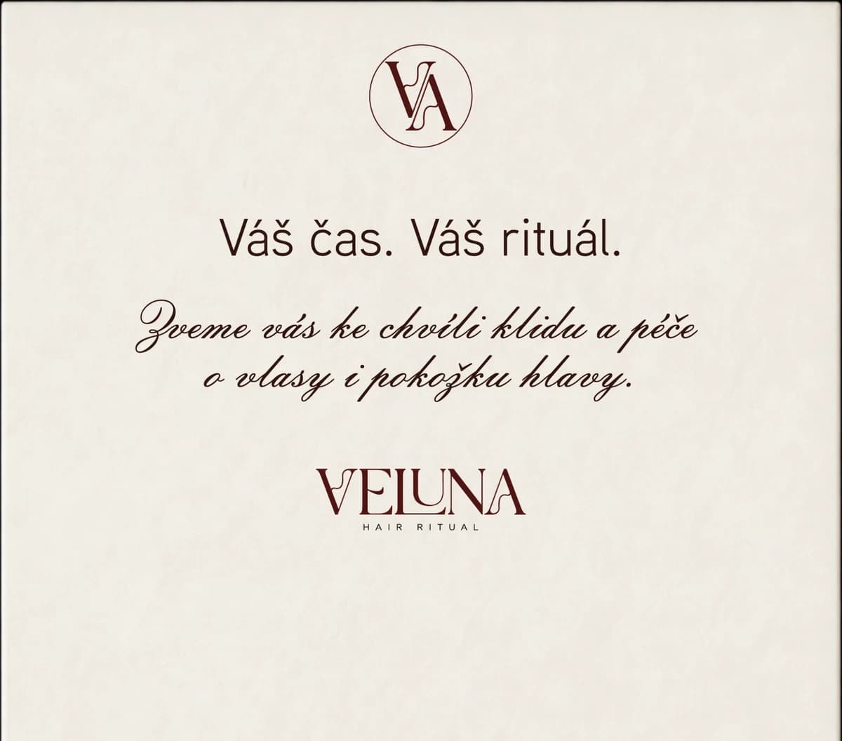 Pozvánka VELUNA: monogram VA, „Váš čas. Váš rituál.“ Zveme vás ke chvíli klidu a péče o vlasy i pokožku hlavy. VELUNA Hair Ritual.